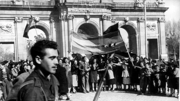 La Puerta de Alcalá de Madrid el día de la entrada de las tropas franquistas
