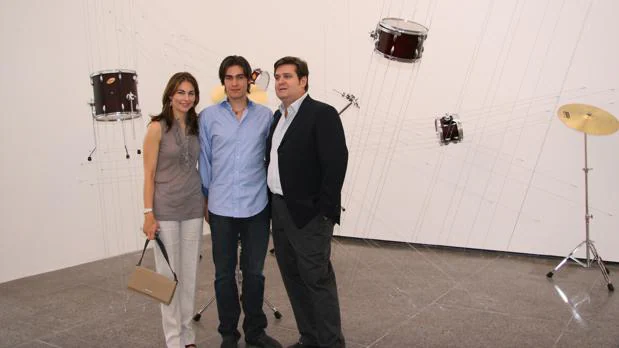Isabel y Agustín Coppel, junto a su hijo, con la obra «Geometría expandida», de Damián Ortega
