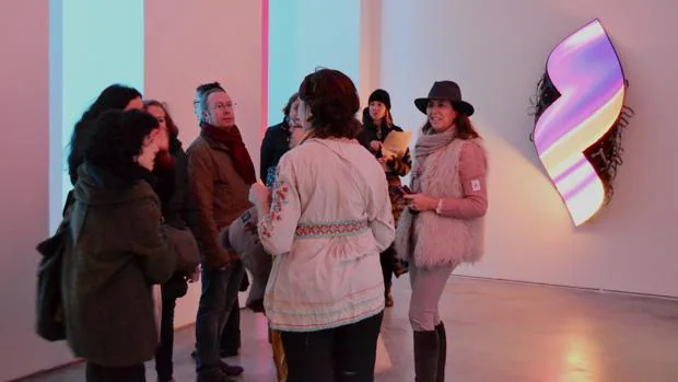 Un grupo visitando la exposición «Echo», en la galería Max Estrella