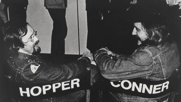 Bruce Conner y Dennis Hopper en la James Willis Gallery de San Francisco (1973). Fotografía de Edmund Shea