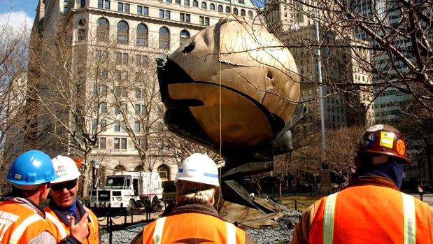 «La esfera», de Fritz Koenig, cuando fue ubicada en Battery Park como homenaje a las víctimas del 11-S