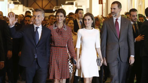 Don Felipe y Doña Leticia, junto con Mauricio Macri y Juliana Awada en ARCO