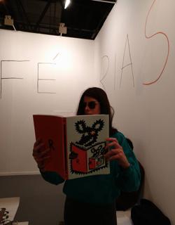 Una galerista, leyendo un libro «infinito»