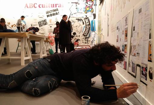 Federico Sposato, trabaja en el estand de ABC Cultural, «cada-VER exquisito»