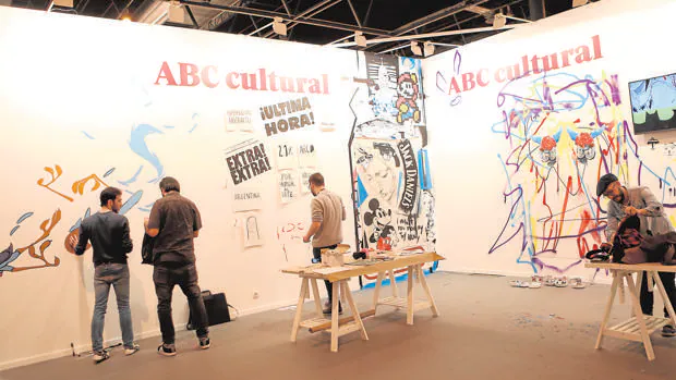 Algunos artistas trabajando en el estand de ABC en ARCO