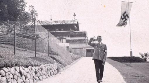 Hitler saluda, mientras pasea junto a los cuarteles de Berghof