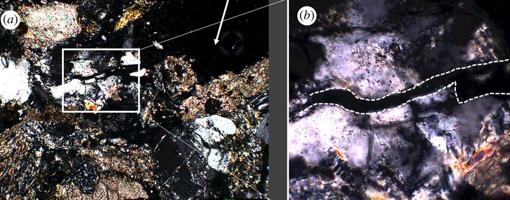 Fracturas en la estructura de la piedra debidas al impacto de la bala. La flecha indica la dirección del disparo