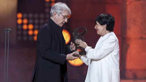 José Sacristán y Concha Velasco, en un momento de la gala de los últimos premios Ceres, en 2015