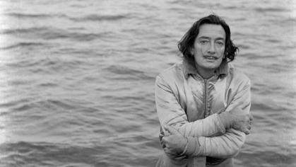 Dalí, detras de la barca «Gala» en 1951