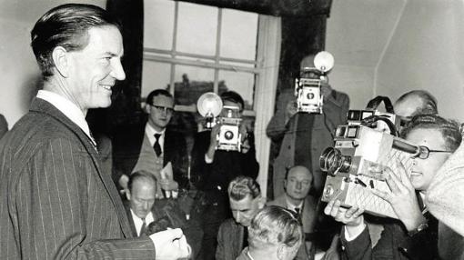 El espía niega en 1955 ante la prensa que sea comunista