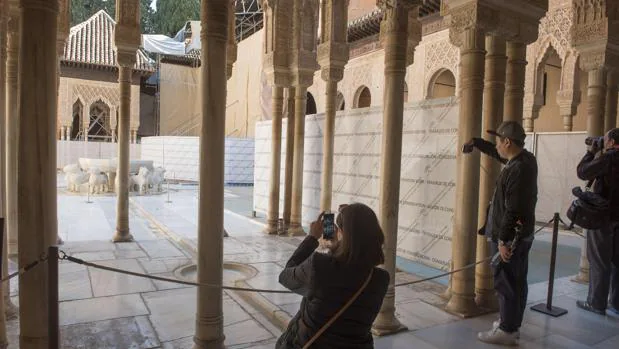Unos turistas fotografían el Patio de los Leones de la Alhambra