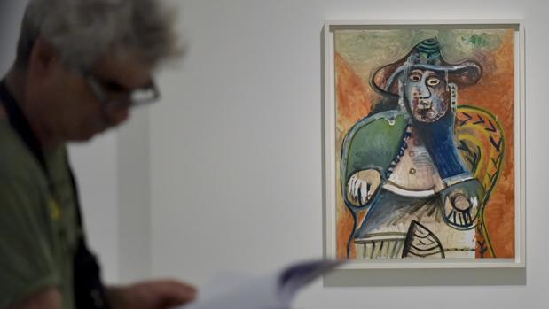 Un visitante recorre la muestra dedicada los retratos de Picaso