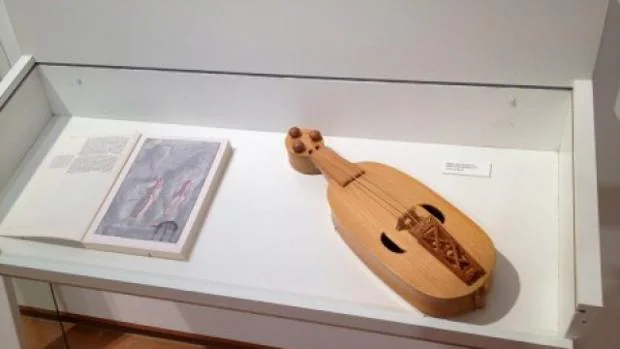 Instrumento de cuerda realizado a partir de los que se ven en el Pórtico de la Gloria de la Catedral de Santiago, donde empezó a realizarse este tipo de reconstrucciones