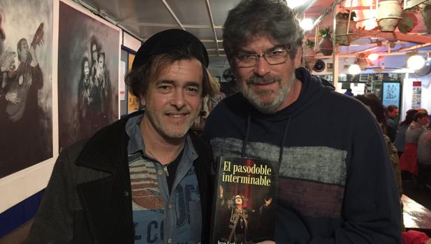 Juan Carlos Aragón y José Guerrero «Yuyu» durante la presentación de la novela en La Carbonería