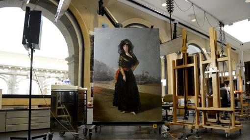 «La duquesa de Alba de negro», de Goya, joya de la Hispanic Society, en el taller del Prado durante su restauración