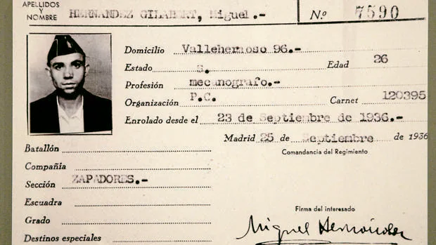 Carné militar de Miguel Hernández, con fecha de 23 de septiembre de 1936, en el que se le asigna la profesión de mecanógrafo en la sección de Zapadores