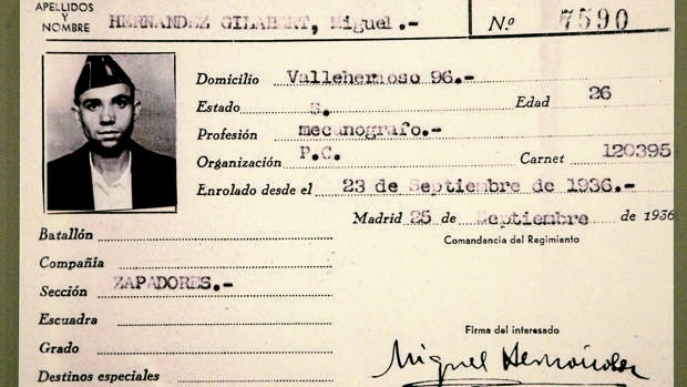 Carné militar de Miguel Hernández, con fecha de 23 de septiembre de 1936, en el que se le asigna la profesión de mecanógrafo en la sección de Zapadores