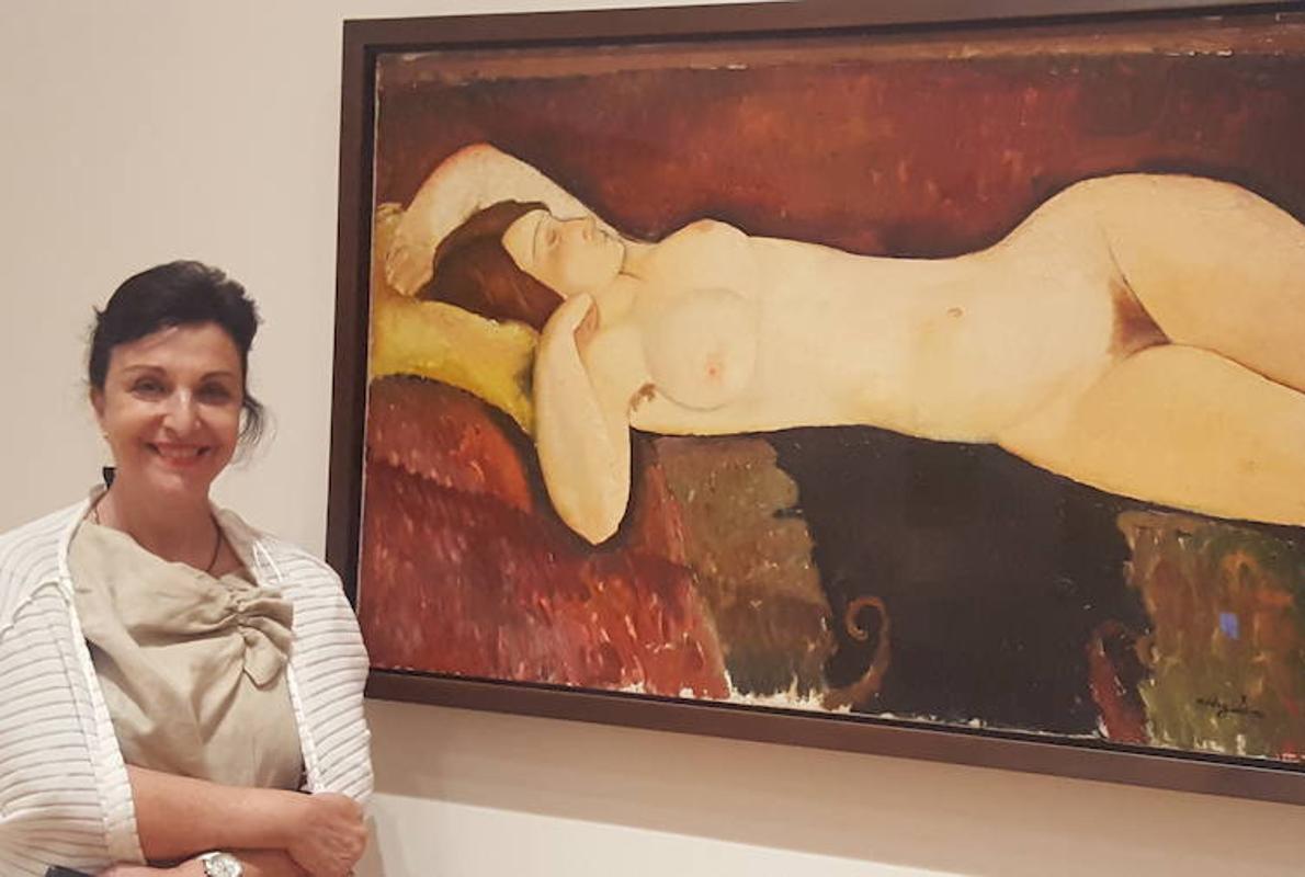 Marga Santos frente al cuadro «Desnudo recostado», de MOdigliani