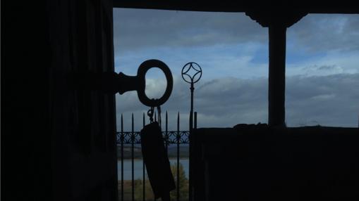 Fotografía desde el interior de la iglesia, con el embalse del río Pisuerga al fondo