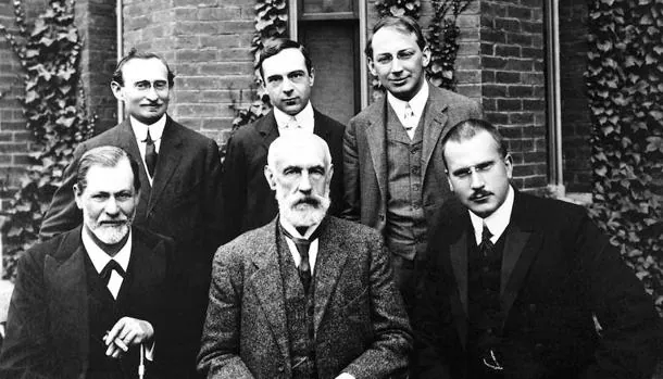 De izquierda a derecha, A.A. Brill, Ernest Jones, Ferenczi, Freud, Stanley Hall y Jung en 1908