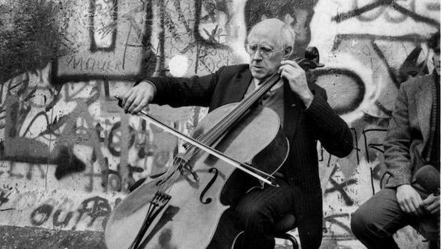 Rostropovich mientras toca el violonchelo ante el recién derribado muro de Berlín.