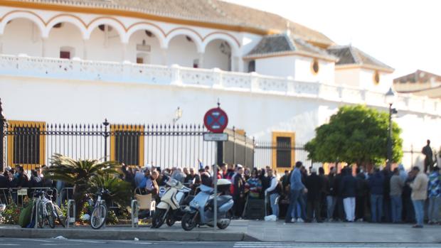 Cola en las puertas de la Maestranza