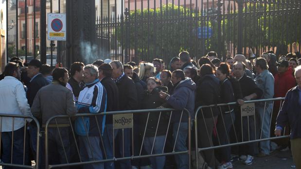 Intensas colas en las taquillas de la Real Maestranza para adquirir las entradas