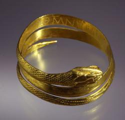 Brazalete de oro con inscripción, Moregine