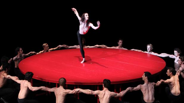 El «Bolero» de Maurice Béjart, por la Béjart Ballet Lausanne