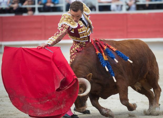 Juan Bautista triunfa con el mejor toro de García Jiménez en Arles