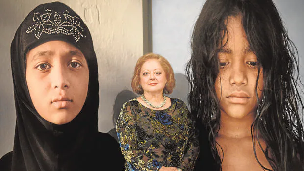 Cristina García Rodero, junto a los retratos de dos niñas indias en la exposición