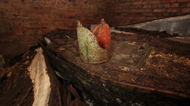 Uno de los ataúdes encontrados, con restos de antiguos arzobispos de Canterbury