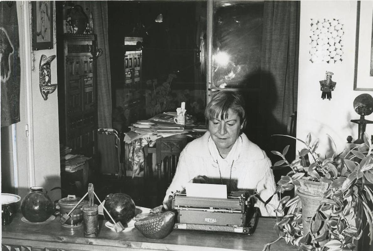 Gloria Fuertes trabajando en su casa de Madrid (1972)