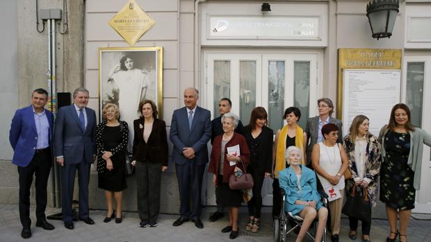 Foto de familia del homenaje a María Guerrero en el teatro que lleva su nombre, sede del Centro Dramático Nacional