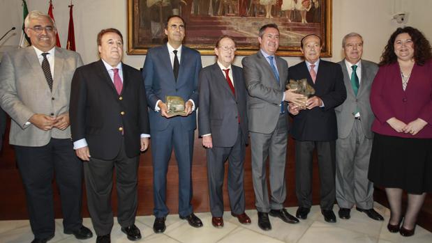 Juan de Dios Carrasco y Curro Romero recogieron los galardones de los premiados en la primera edición