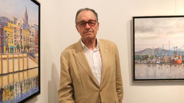 El pintor Gregorio de Ybarra junto a algunas de sus obras expuesta en la galería Haurie