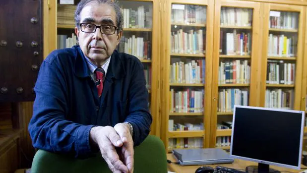 Manuel Moreno Alonso en su despacho en la Universidad de Sevilla