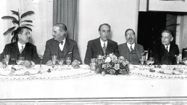 Cena homenaje a Mourlane Michelena (en el centro) tras ganar el Premio Luca de Tena en 1935