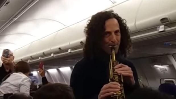 Kenny G da un concierto sorpresa a los pasajeros de un avión para recaudar dinero contra el cáncer