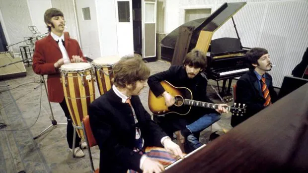 John, George, Paul y Ringo, fotografiados en el estudio durante la grabación del disco