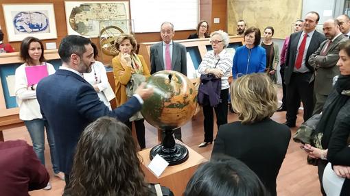 Marcos Pavo López muestra la réplica del globo terráqueo de Martin Behaim