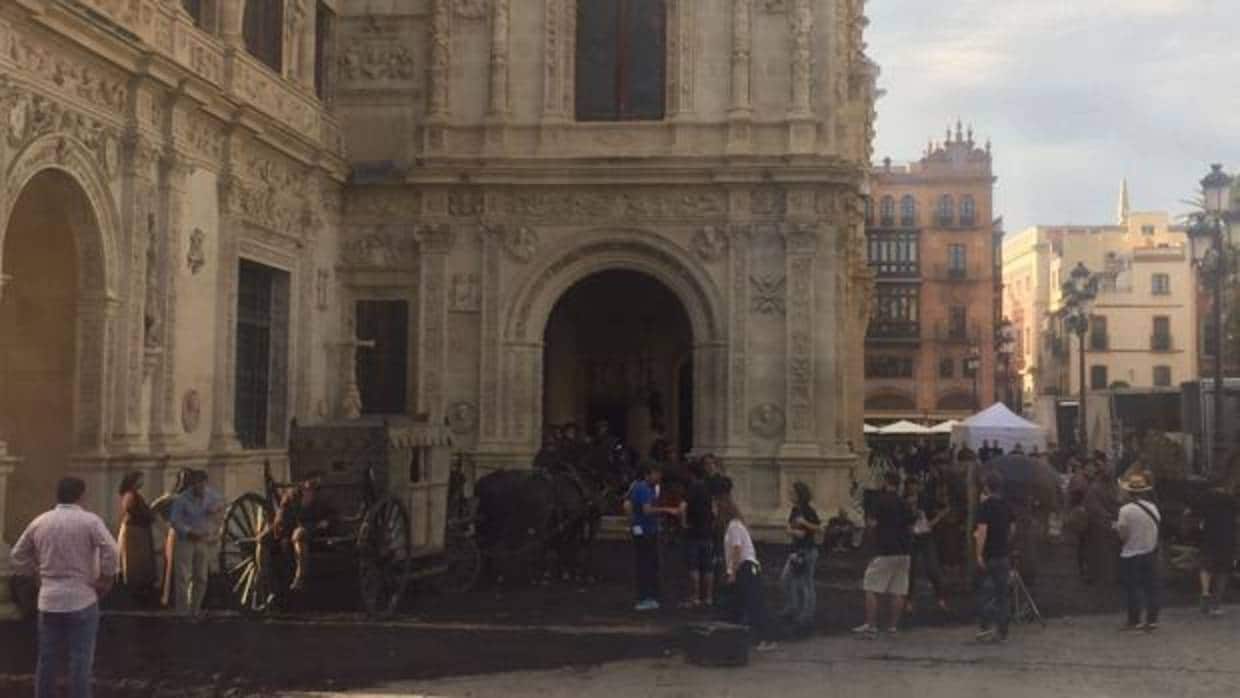 Momento del rodaje de la serie «La Peste» en la plaza de San Francisco de Sevilla