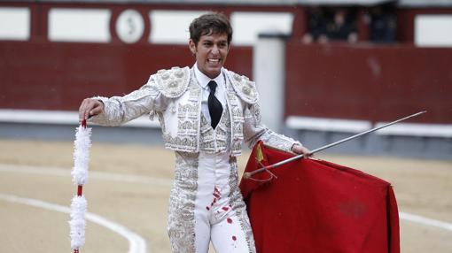 Tulio Salguero, con ostensible gesto de dolor al clavarse una banderilla