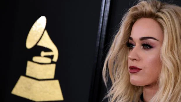 Katy Perry, ante el símbolo de los Grammy, durante la última entrega de los premios, en febrero de este año