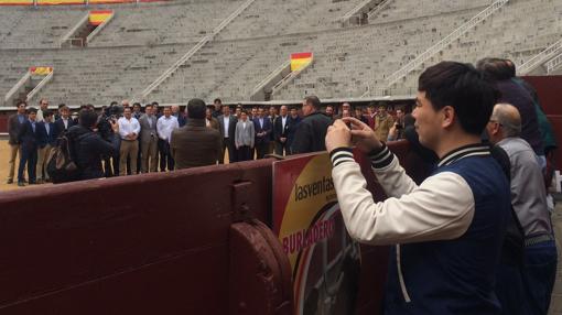 Aspirantes a toreros, profesores y organizadores en el ruedo de Las Ventas ante la mirada de curiosos