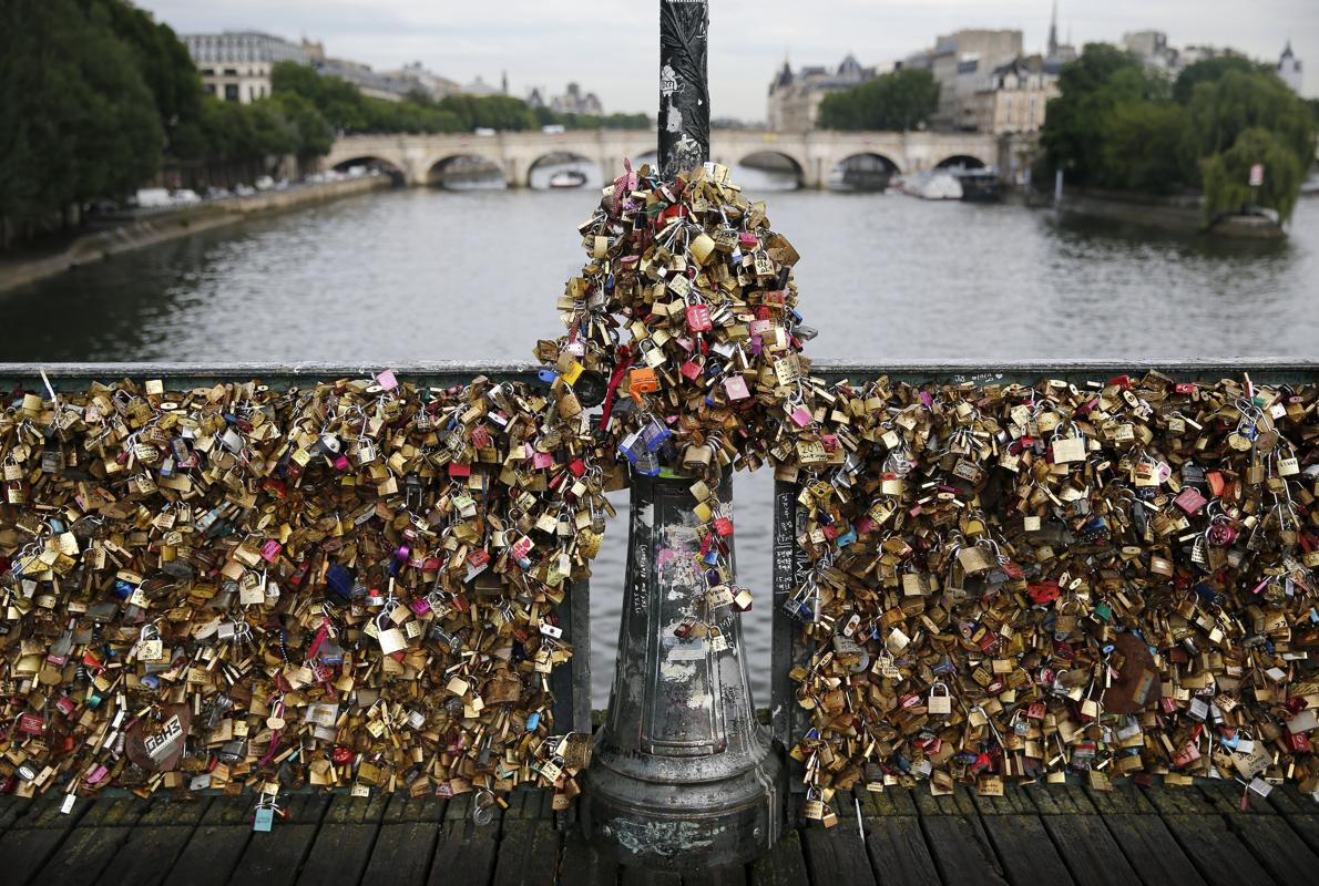 Los candados con los que las parejas sellan su amor en el Pont des Arts de París