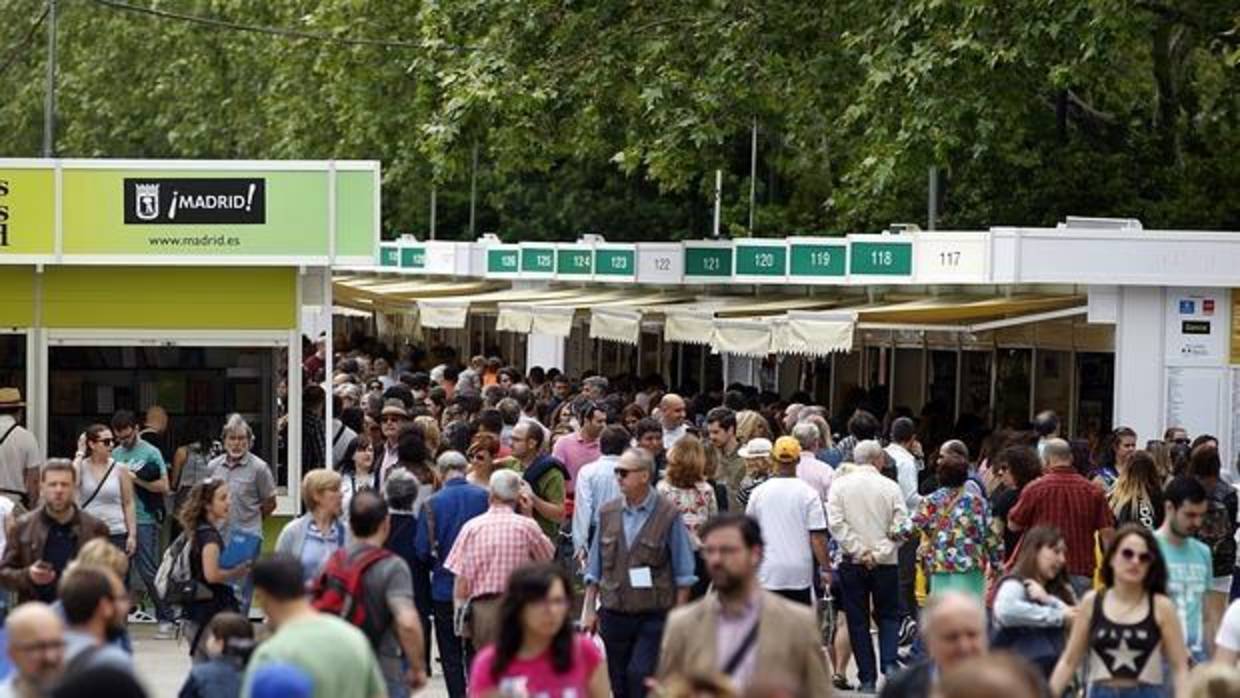 Visitantes en las casetas centrales de la Feria del Libro de Madrid de 2016