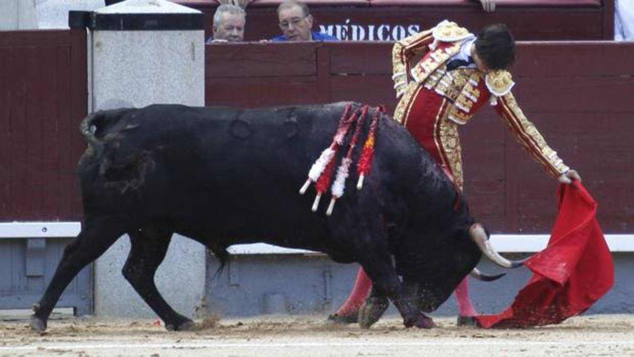 Roca Rey, al natural con el tercer toro