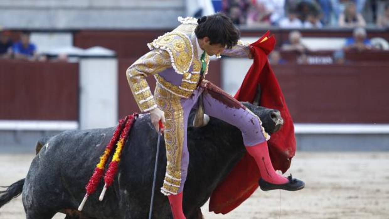 Juan Miguel sufrió una dura cogida en el cuarto novillo