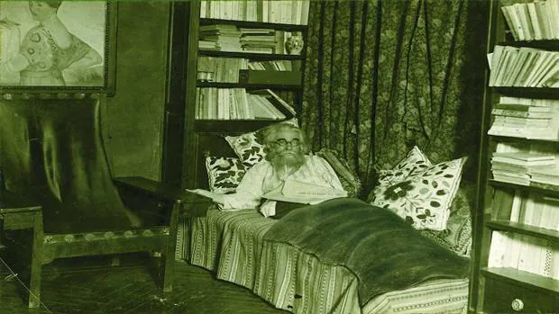 Valle-Inclán en su casa, en 1930, retratado por Alfonso